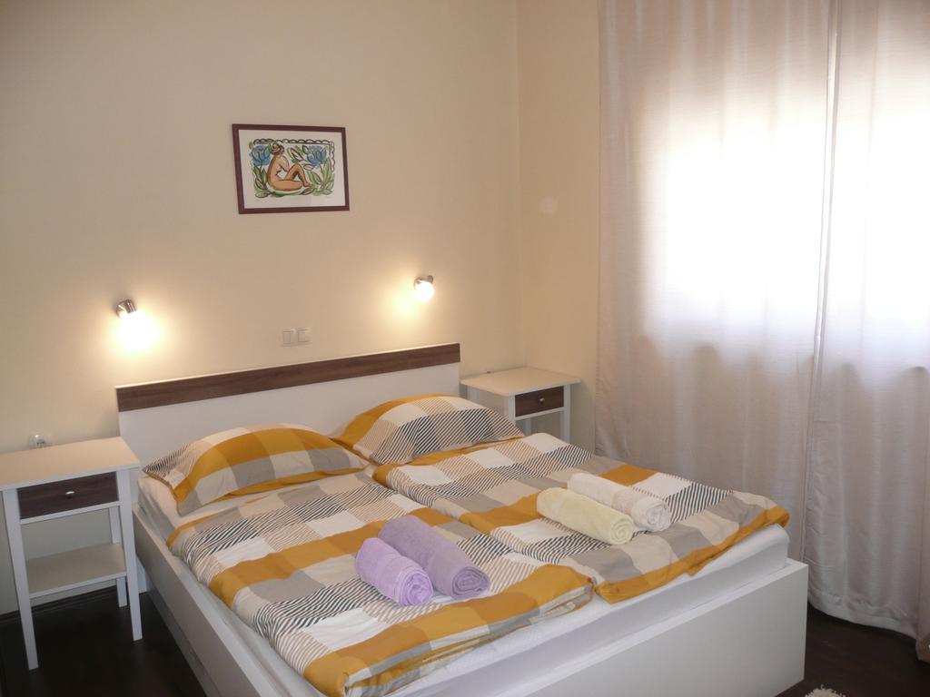 Guesthouse Mira Раб Экстерьер фото