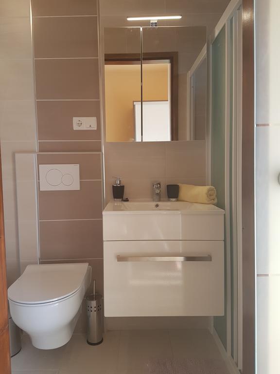 Guesthouse Mira Раб Экстерьер фото