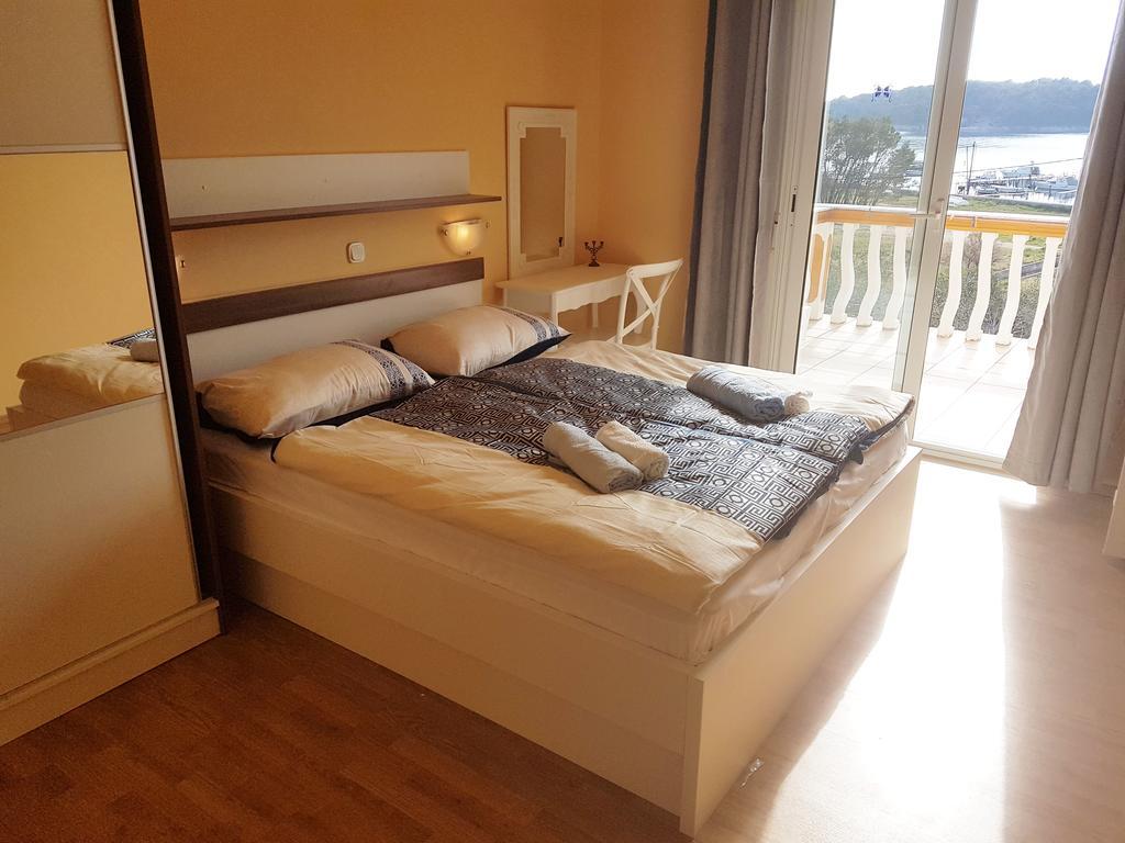 Guesthouse Mira Раб Экстерьер фото