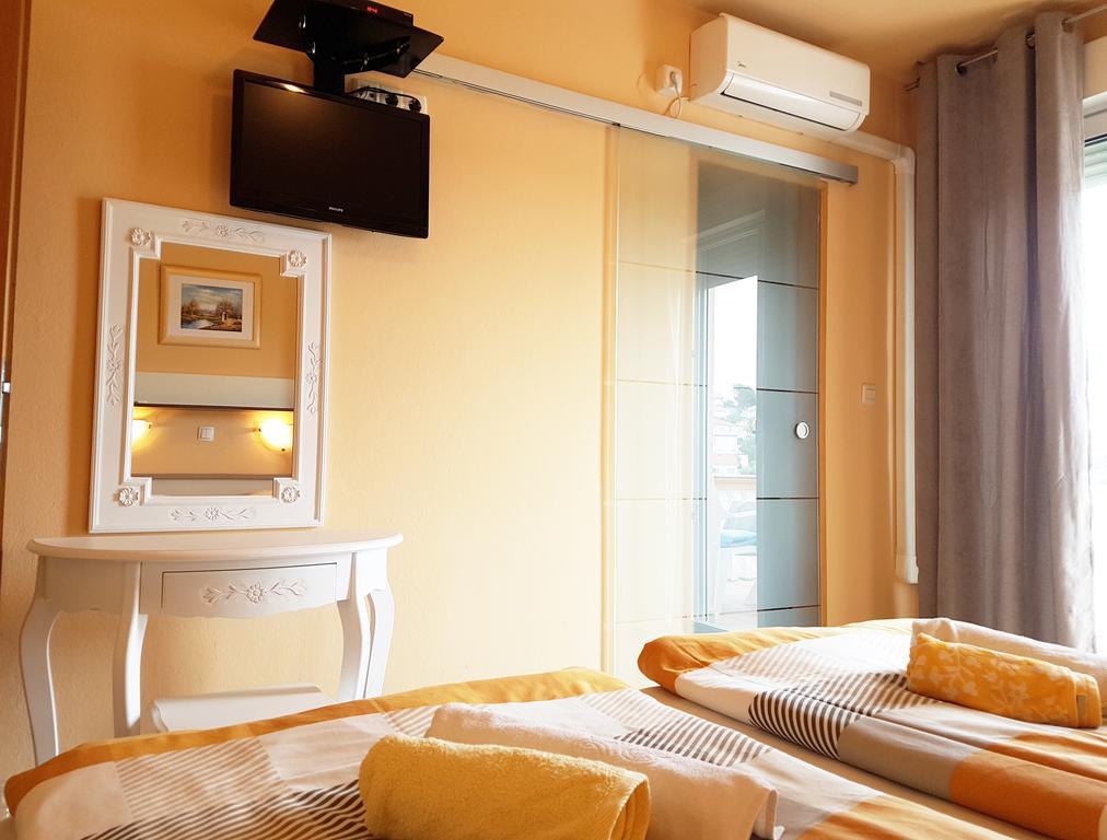 Guesthouse Mira Раб Экстерьер фото