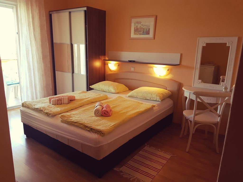 Guesthouse Mira Раб Экстерьер фото
