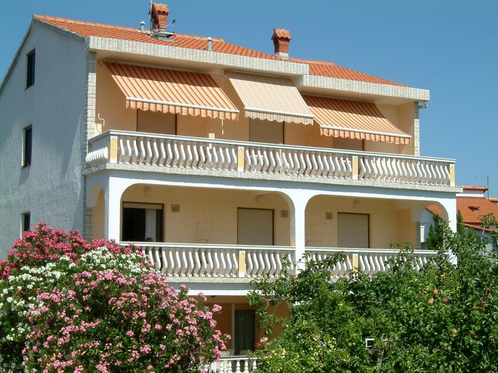 Guesthouse Mira Раб Экстерьер фото