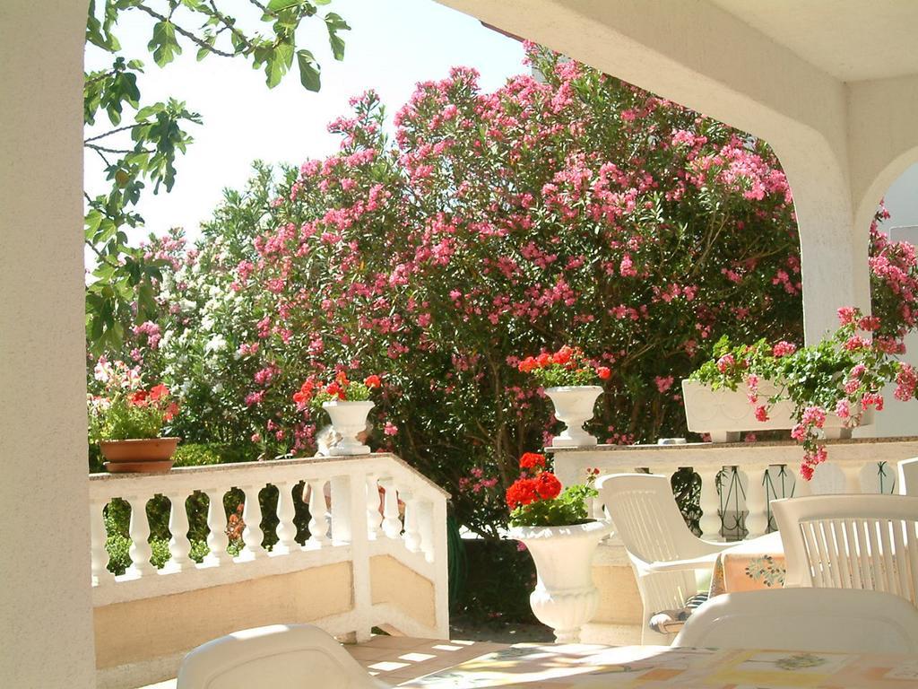 Guesthouse Mira Раб Экстерьер фото